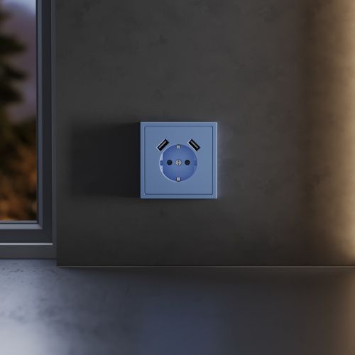 Накладка для розетки с заземлением и защитными шторками, с USB A+A VOLTUM S70 VLS000915