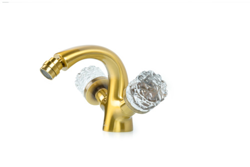 Смеситель Boheme Crystal 316-CRST на биде бронза Смеситель Boheme Crystal 316-CRST на биде бронза