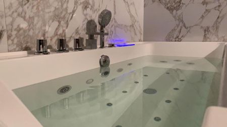 Ванна акриловая Frank 2015104 180х80 пристенная прямоугольная с каркасом