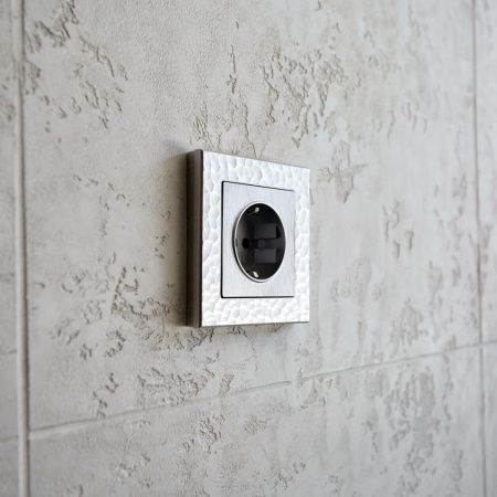 Розетка с заземлением Werkel Серебряный рифленый 4690389159701