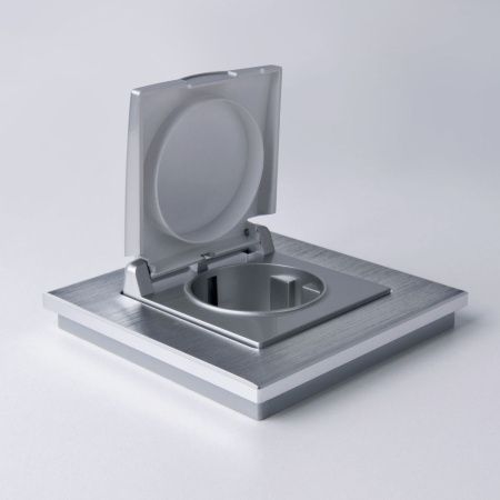 Розетка с заземлением с крышкой и шторками Werkel 4690389157738