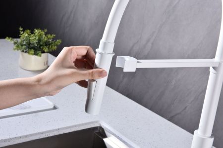 Смеситель для кухни Paulmark HALT Ha214021-WH на мойку белый