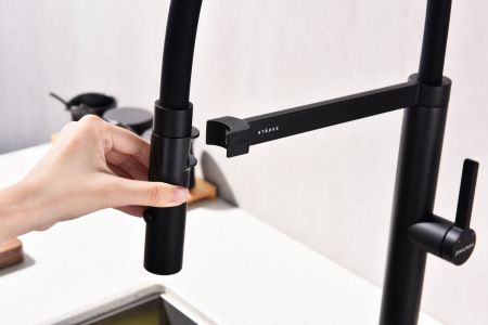 Смеситель для кухни Paulmark LEADER Le214101-AN на мойку черный