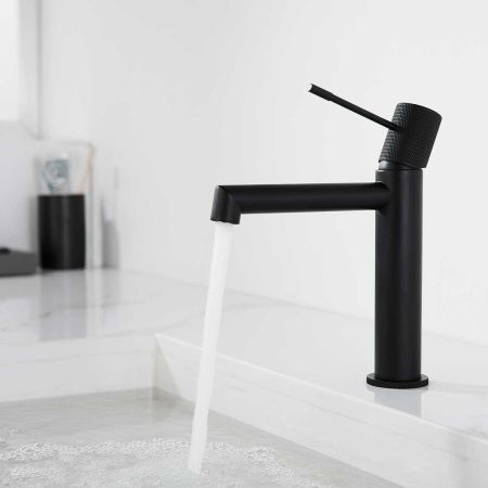 Смеситель Vincea Desire VBF-1D1MB на раковину черный