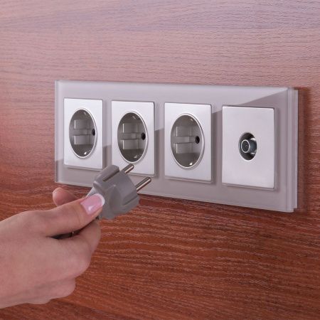 Розетка с заземлением и шторками Werkel 4690389157721