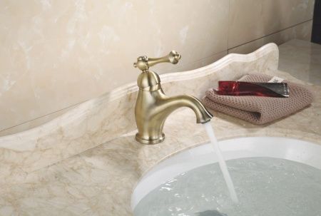 Смеситель Rose R0101Q на раковину бронза