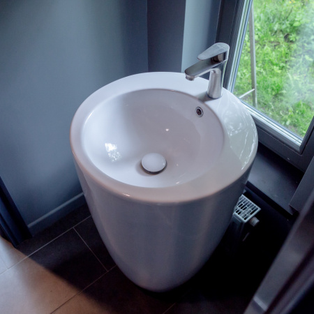 Раковина из сантехнического фарфора Melana B133-805 50х50 напольная цвет белый 1 отверстие под смеситель