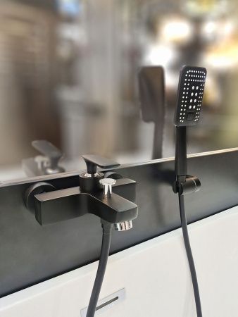 Смеситель для ванны AltroBagno Aperto AltroBagnoAperto0211NeOp настенный черный