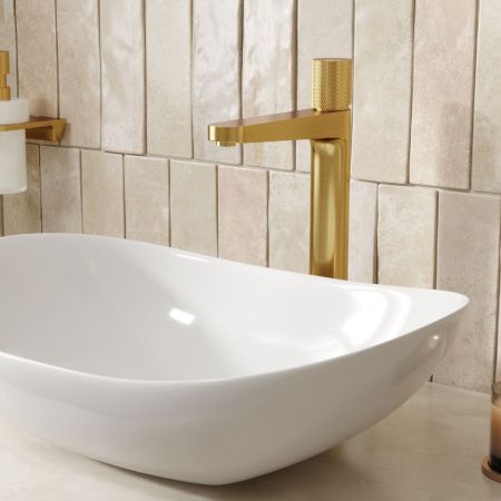 Смеситель для раковины Wasserkraft Schunter 8200 8203H на столешницу золото