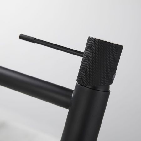 Смеситель для раковины Vincea Desire VBF-1D2MB на столешницу черный