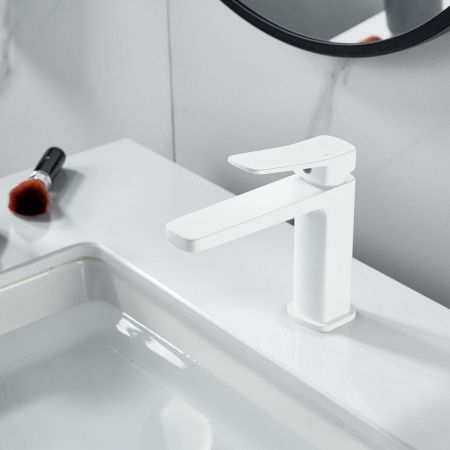 Смеситель Raffine F0199C на раковину белый
