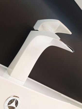 Смеситель AltroBagno Cascata AltroBagnoCascata0111BiCr на раковину белый/хром