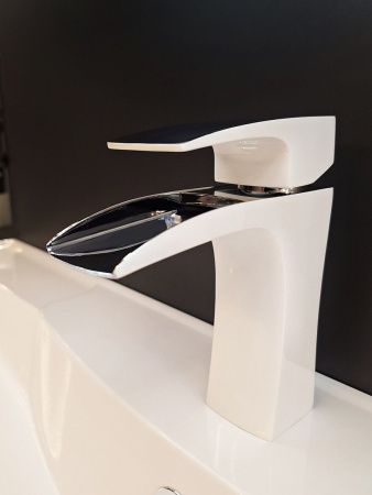 Смеситель AltroBagno Cascata AltroBagnoCascata0111BiCr на раковину белый/хром