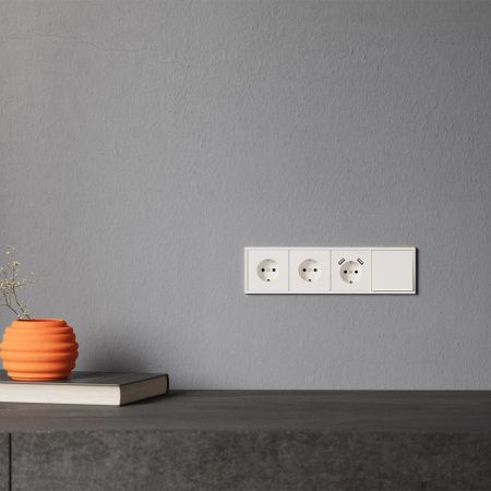Накладка для розетки с заземлением и защитными шторками, с USB A+A VOLTUM S70 VLS000913
