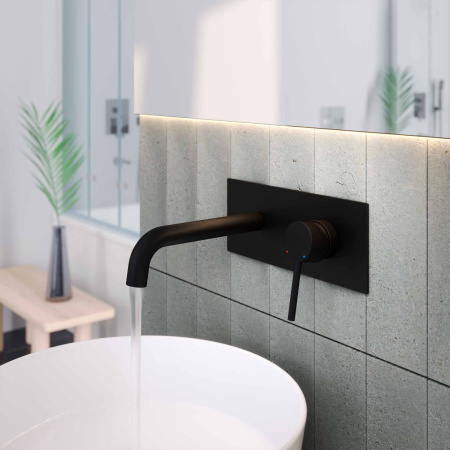 Смеситель Berges VENTAS 76010 настенный черный матовый без термостата