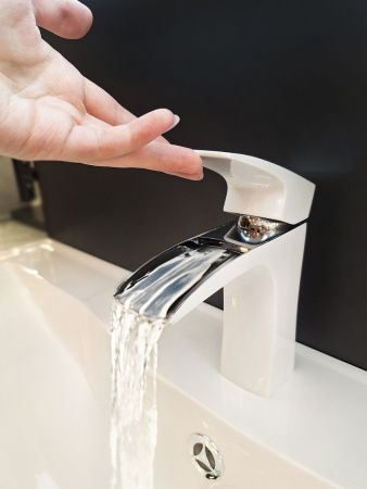 Смеситель AltroBagno Cascata AltroBagnoCascata0111BiCr на раковину белый/хром