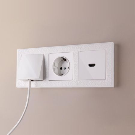 Розетка с заземлением и шторками Werkel Белый 4690389155123