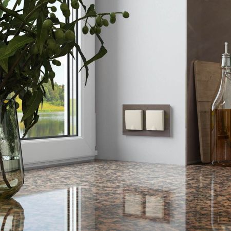 Розетка с заземлением и шторками c крышкой Werkel 4690389213175