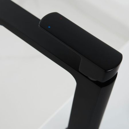 Смеситель Vincea Next VBF-1N1MB на раковину черный