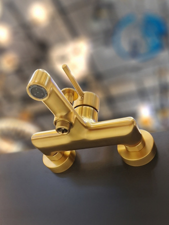 Смеситель для ванны AltroBagno Metropoli AltroBagnoMetropoli0219OrSp настенный золото матовое