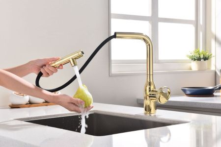 Смеситель для кухни Paulmark URBAN Ur213104-G на мойку золото