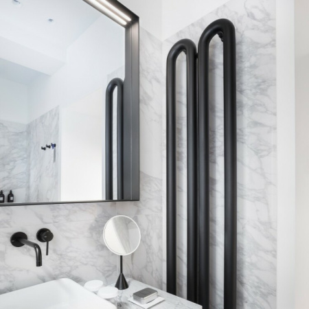 Полотенцесушитель Antrax Tubone ECTNVS170001T/NEOP 21х170 электрический черный матовый