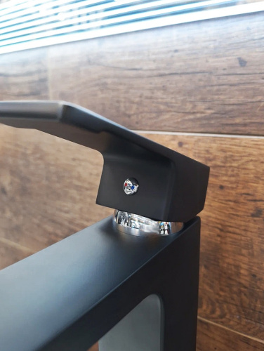 Смеситель для раковины AltroBagno Lamberto AltroBagnoLamberto010213MB на столешницу черный матовый - фото 4